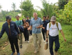 Tim Ekspedisi Patriot Mangole Kunjungi Industri Cokelat Sulamina