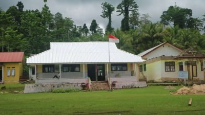 Tidak Terjangkau Listrik Negara, Warga Desa Modapia Andalkan Genset: Menanti Elektrifikasi Kawasan Transmigrasi