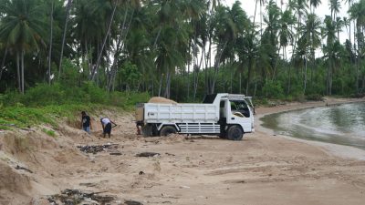 Singgah di Pantai Desa Lekosula, Tim Ekspedisi Patriot Mangoli Temukan Penambangan Pasir Pantai